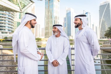 Açık havada Birleşik Arap Emirlikleri - Dubai Ortadoğu erkekler tanışmak kandura ile Arap işadamları grubu
