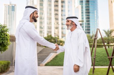 Açık havada Birleşik Arap Emirlikleri - Dubai Ortadoğu erkekler tanışmak kandura ile Arap işadamları grubu