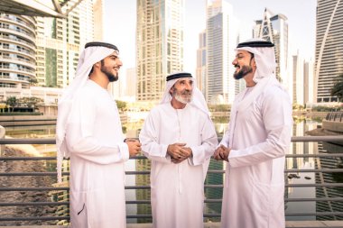 Açık havada Birleşik Arap Emirlikleri - Dubai Ortadoğu erkekler tanışmak kandura ile Arap işadamları grubu