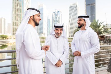 Açık havada Birleşik Arap Emirlikleri - Dubai Ortadoğu erkekler tanışmak kandura ile Arap işadamları grubu