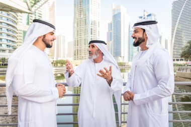 Açık havada Birleşik Arap Emirlikleri - Dubai Ortadoğu erkekler tanışmak kandura ile Arap işadamları grubu