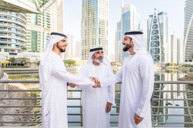Açık havada Birleşik Arap Emirlikleri - Dubai Ortadoğu erkekler tanışmak kandura ile Arap işadamları grubu
