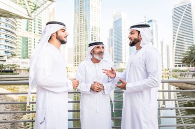 Açık havada Birleşik Arap Emirlikleri - Dubai Ortadoğu erkekler tanışmak kandura ile Arap işadamları grubu