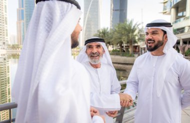 Açık havada Birleşik Arap Emirlikleri - Dubai Ortadoğu erkekler tanışmak kandura ile Arap işadamları grubu
