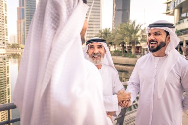 Açık havada Birleşik Arap Emirlikleri - Dubai Ortadoğu erkekler tanışmak kandura ile Arap işadamları grubu