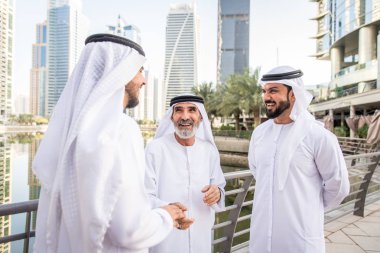 Açık havada Birleşik Arap Emirlikleri - Dubai Ortadoğu erkekler tanışmak kandura ile Arap işadamları grubu