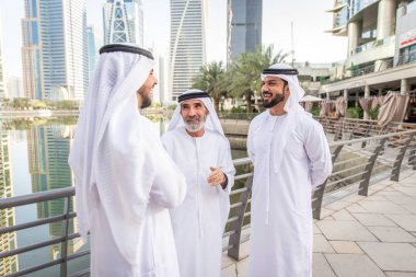 Açık havada Birleşik Arap Emirlikleri - Dubai Ortadoğu erkekler tanışmak kandura ile Arap işadamları grubu