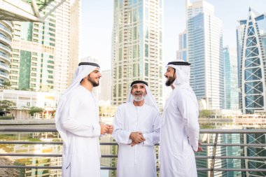 Açık havada Birleşik Arap Emirlikleri - Dubai Ortadoğu erkekler tanışmak kandura ile Arap işadamları grubu