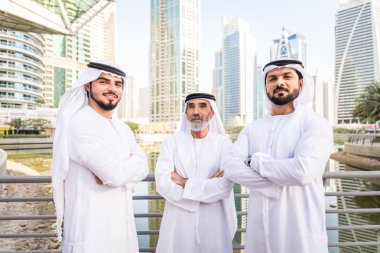 Açık havada Birleşik Arap Emirlikleri - Dubai Ortadoğu erkekler tanışmak kandura ile Arap işadamları grubu