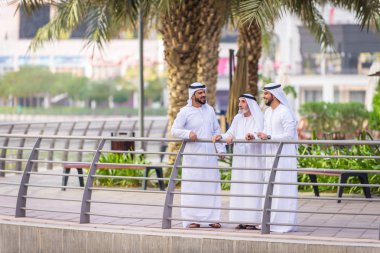 Açık havada Birleşik Arap Emirlikleri - Dubai Ortadoğu erkekler tanışmak kandura ile Arap işadamları grubu