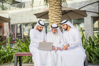 Açık havada Birleşik Arap Emirlikleri - Dubai Ortadoğu erkekler tanışmak kandura ile Arap işadamları grubu