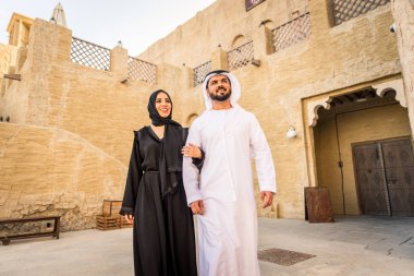 Dating açık havada elbise ile geleneksel Emirlikleri Arap çift - mutlu Orta Doğu çifti eğleniyor