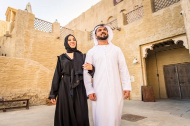 Dating açık havada elbise ile geleneksel Emirlikleri Arap çift - mutlu Orta Doğu çifti eğleniyor
