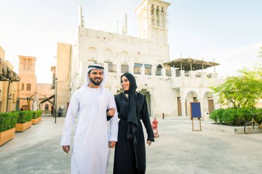 Dating açık havada elbise ile geleneksel Emirlikleri Arap çift - mutlu Orta Doğu çifti eğleniyor