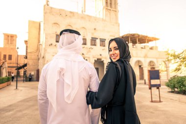 Dating açık havada elbise ile geleneksel Emirlikleri Arap çift - mutlu Orta Doğu çifti eğleniyor