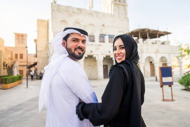 Dating açık havada elbise ile geleneksel Emirlikleri Arap çift - mutlu Orta Doğu çifti eğleniyor
