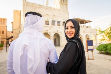 Dating açık havada elbise ile geleneksel Emirlikleri Arap çift - mutlu Orta Doğu çifti eğleniyor