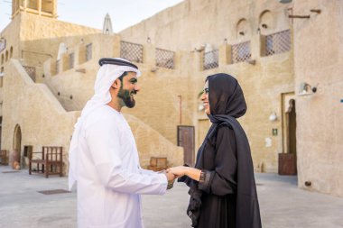Dating açık havada elbise ile geleneksel Emirlikleri Arap çift - mutlu Orta Doğu çifti eğleniyor