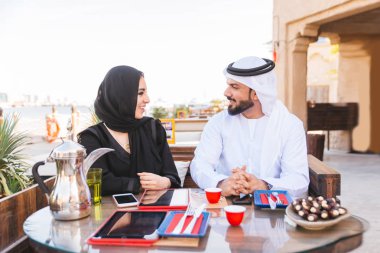 Dating açık havada elbise ile geleneksel Emirlikleri Arap çift - mutlu Orta Doğu çifti eğleniyor