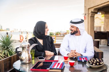 Dating açık havada elbise ile geleneksel Emirlikleri Arap çift - mutlu Orta Doğu çifti eğleniyor