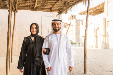 Dating açık havada elbise ile geleneksel Emirlikleri Arap çift - mutlu Orta Doğu çifti eğleniyor