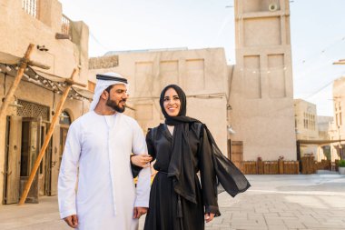 Dating açık havada elbise ile geleneksel Emirlikleri Arap çift - mutlu Orta Doğu çifti eğleniyor
