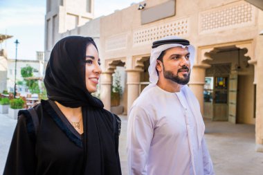 Dating açık havada elbise ile geleneksel Emirlikleri Arap çift - mutlu Orta Doğu çifti eğleniyor