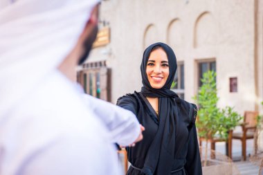 Dating açık havada elbise ile geleneksel Emirlikleri Arap çift - mutlu Orta Doğu çifti eğleniyor
