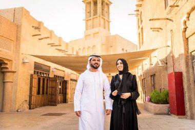 Dating açık havada elbise ile geleneksel Emirlikleri Arap çift - mutlu Orta Doğu çifti eğleniyor