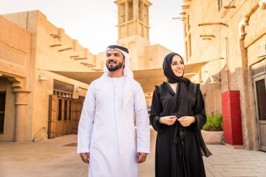 Dating açık havada elbise ile geleneksel Emirlikleri Arap çift - mutlu Orta Doğu çifti eğleniyor