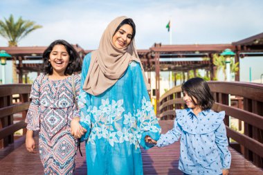 Dubai - anne onun kızı ile birlikte eğleniyor mutlu Arap aile