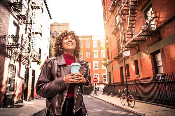 Feliz Mujer Afroamericana Sonriendo Hermosa Joven Mujer Caminando Divirtiéndose Ciudad — Foto de Stock