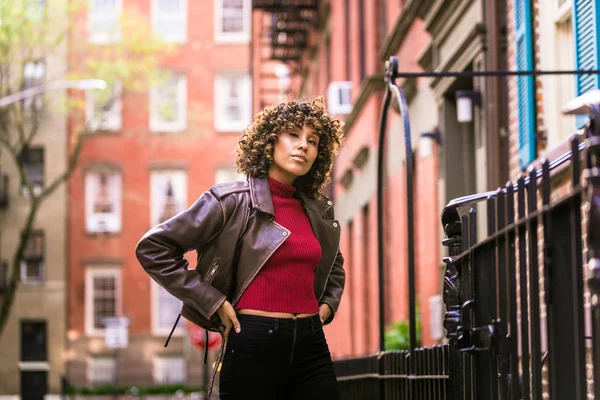 Feliz Mujer Afroamericana Sonriendo Hermosa Joven Femal Caminando Divirtiéndose Ciudad — Foto de Stock