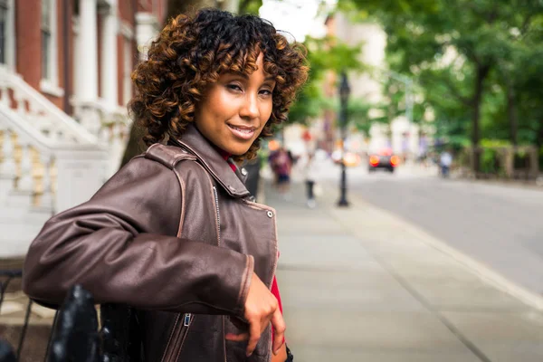 아프리카계 미국인 여자입니다 Femal 산책과 시티에서 — 스톡 사진