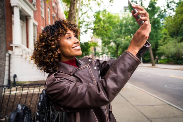 幸せなアフリカ系アメリカ人の女性は笑みを浮かべてします 美しい若者が歩くと楽しいニューヨーク市で雌型 — ストック写真
