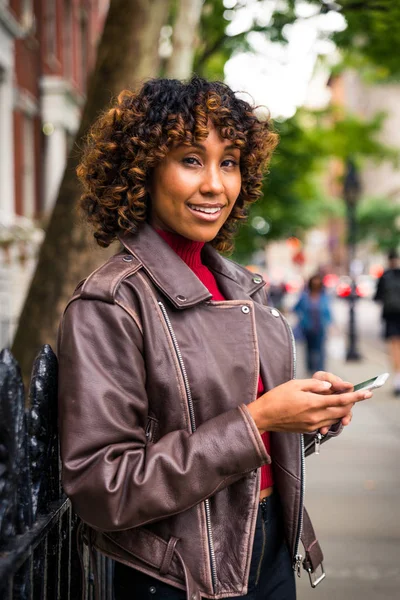 Glückliche Afrikanisch Amerikanische Frau Lächelnd Schöne Junge Frau Spazieren Gehen — Stockfoto