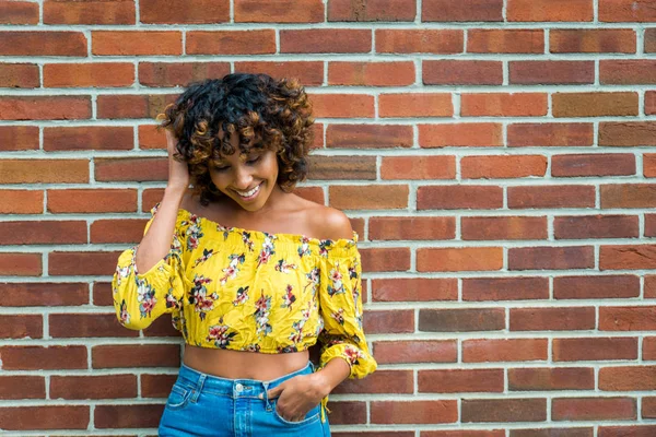 Onnellinen Afrikkalainen Amerikkalainen Nainen Hymyilee Kaunis Nuori Femal Kävely Hauskaa — kuvapankkivalokuva