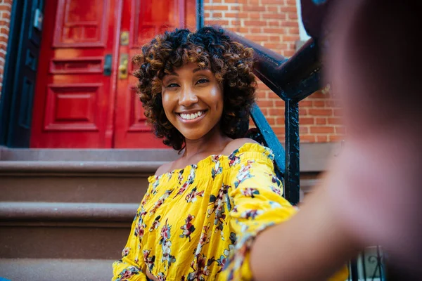 Gülümseyerek Mutlu Bir Afrikalı Amerikalı Kadın Güzel Genç Kadın Yürüyüş — Stok fotoğraf