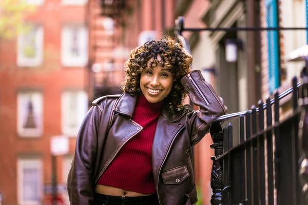 Gelukkig Afro Amerikaanse Vrouw Die Lacht Mooie Jonge Femal Wandelen — Stockfoto