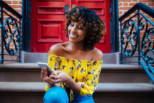 Feliz Mulher Afro Americana Sorrir Bela Jovem Fêmea Andando Divertindo — Fotografia de Stock