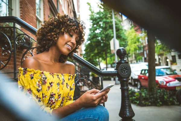 幸せなアフリカ系アメリカ人の女性は笑みを浮かべてします 美しい若者が歩くと楽しいニューヨーク市で雌型 — ストック写真