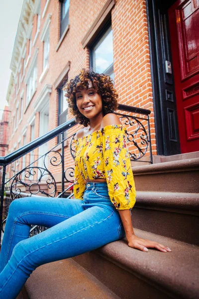 Glückliche Afrikanisch Amerikanische Frau Lächelnd Schöne Junge Frau Spazieren Gehen — Stockfoto