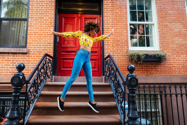 Lycklig Afroamerikanska Kvinna Leende Vacker Ung Femal Promenader Och Kul — Stockfoto