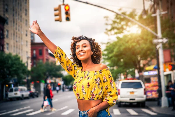 Gülümseyerek Mutlu Bir Afrikalı Amerikalı Kadın Güzel Genç Kadın Yürüyüş — Stok fotoğraf