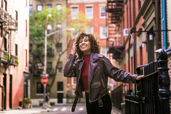 Glückliche Afrikanisch Amerikanische Frau Lächelnd Schöne Junge Frau Spazieren Gehen — Stockfoto