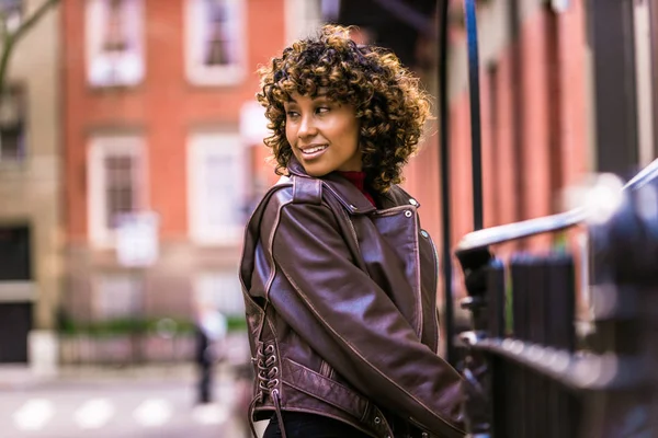 Feliz Mujer Afroamericana Sonriendo Hermosa Joven Femal Caminando Divirtiéndose Ciudad — Foto de Stock