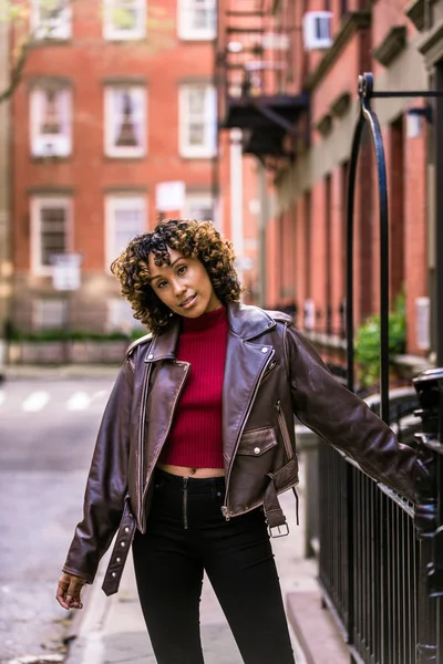 Feliz Mujer Afroamericana Sonriendo Hermosa Joven Femal Caminando Divirtiéndose Ciudad — Foto de Stock