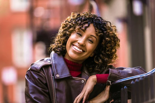 Feliz Mujer Afroamericana Sonriendo Hermosa Joven Femal Caminando Divirtiéndose Ciudad — Foto de Stock