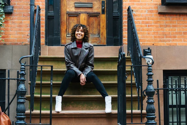 Feliz Mujer Afroamericana Sonriendo Hermosa Joven Femal Caminando Divirtiéndose Ciudad — Foto de Stock