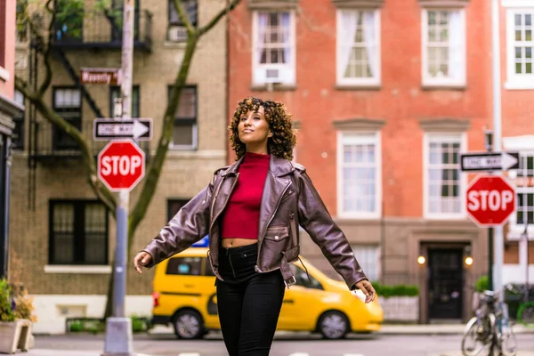 快乐的非洲裔美国女人微笑 美丽的年轻女性步行和有乐趣在纽约市 — 图库照片